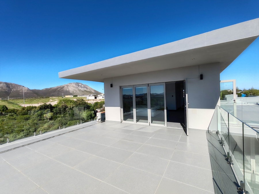 7 Bedroom Property for Sale in Perlemoenbaai Western Cape